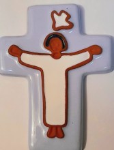 Croix en céramique émaillée pour cadeau de baptême et première communion. Motif Jésus ressuscité